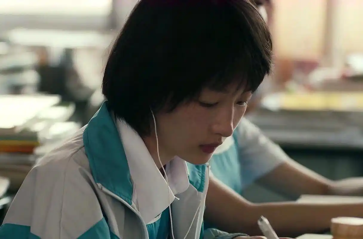 《少年的你》助周冬雨再摘影后大奖,一路走来并不容易