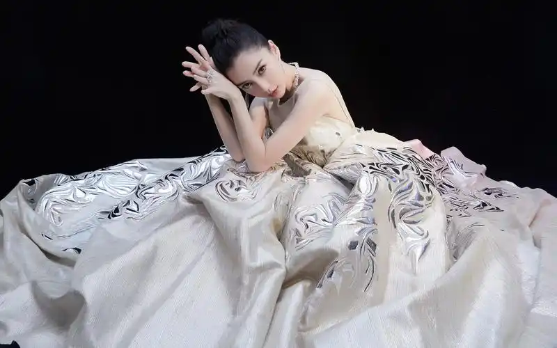 angelababy花瓣裙优雅高清桌面壁纸