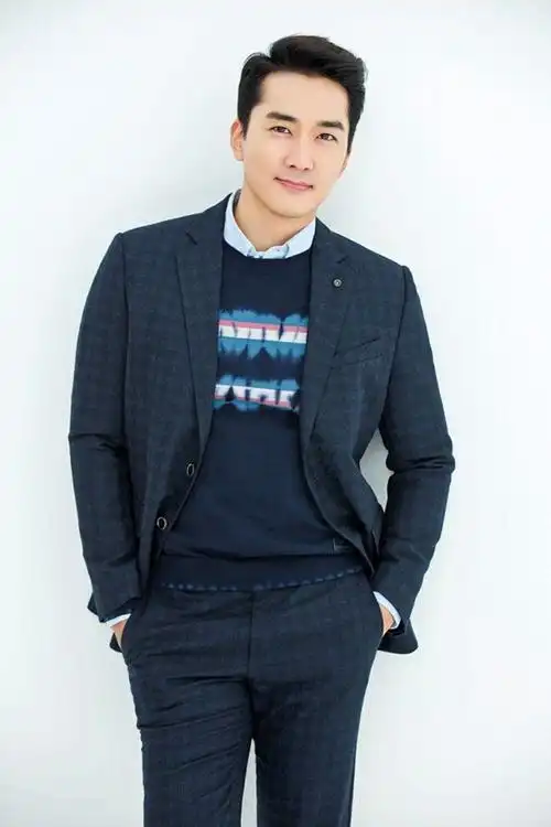 宋承宪身穿白色西装, 展现了年龄与帅气无关,越来越有魅力了!