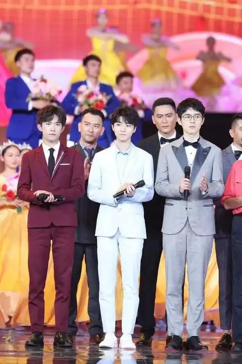 刘昊然站在他们两人身旁,显然比他们高出半个头,而且还处在c位的位置.