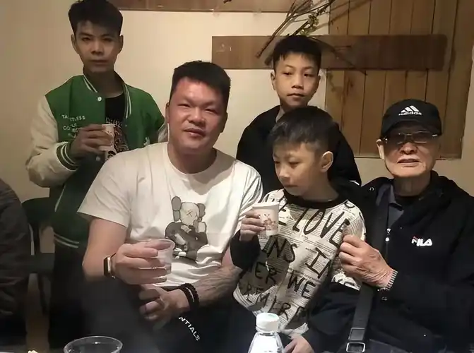 朱芳雨回老家过年,大口吃肉,痛快喝酒,霸气外露