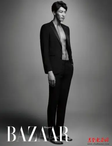 韩演员金英光时尚画报公开 露腹肌展现迷人身材