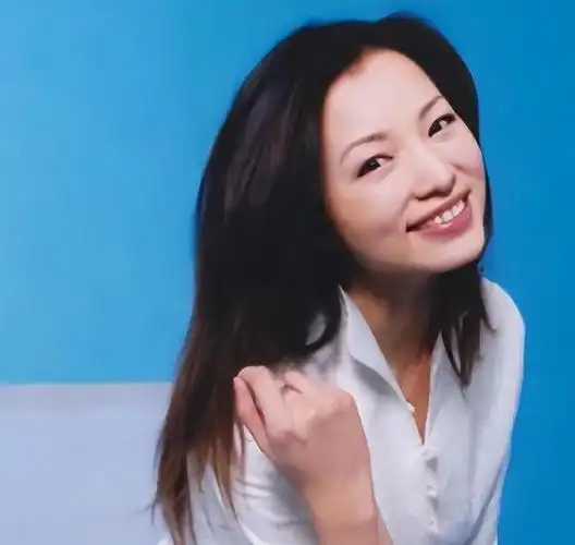 人猜测董卿被央视开除了,因为她有些混乱的负面,但其实官方给出的消息