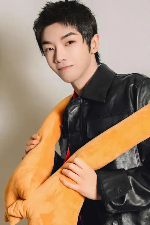 黑色皮衣造型生日大片#华晨宇生日大片来啦黑色皮衣 短发造型清爽帅气