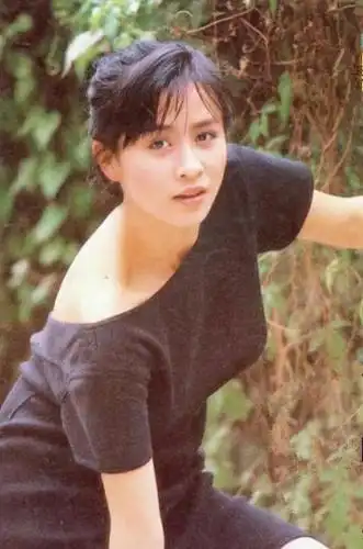 54岁刘嘉玲也过儿童节!晒年轻时美照引回忆,化烈焰红唇明艳动人