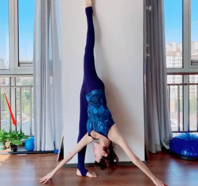 金巧巧晒健身,穿紧身衣秀一字马太心动,嫁富豪生一双儿女惹人羡