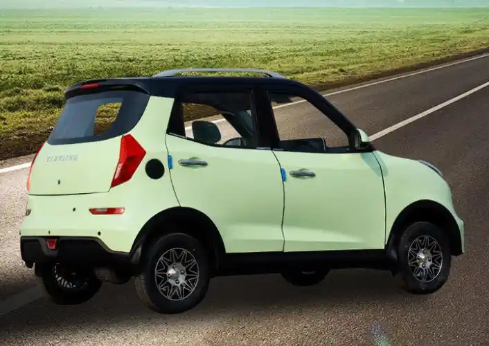 是一款具有较高颜值的低速四轮电动车,它的外观造型和汽车几乎一致