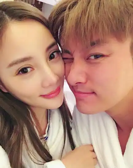 贾乃亮晒照为李小璐庆生 网友:没有甜馨差评