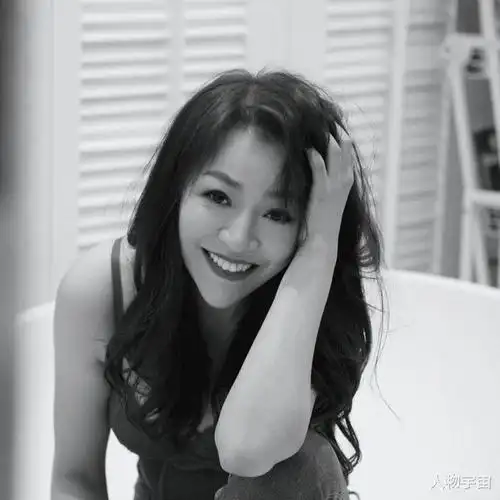 她是上海女经纪,友情升华嫁香港80亿阔少,今生3子豪门地位稳固