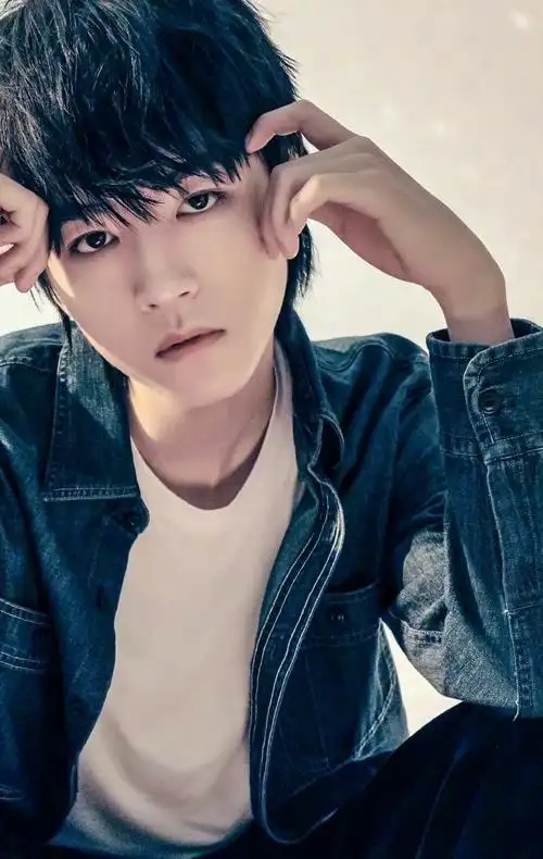 男明星狼尾发型#王俊凯狼尾造型狠狠的爱住了溢出屏幕的帅气 漫画男