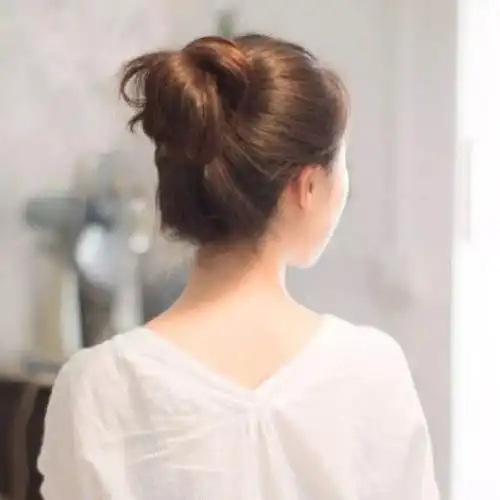 丸子头和会让人减龄,更加精神焕发.女生的背影,你喜欢哪一个?