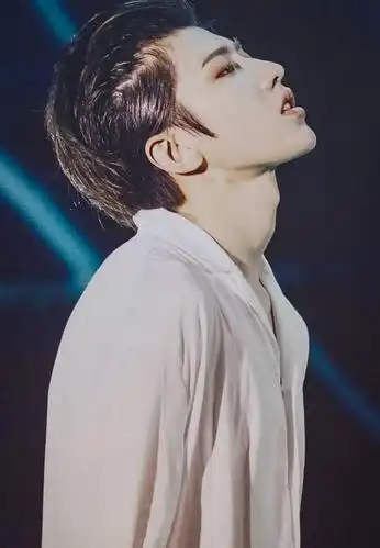 有一种"喉结"叫蔡徐坤,当看到他脖子上的拉链,网友:我心动了