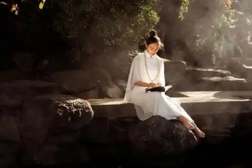 总是充满着禅意,在这里可以拍摄禅意风,抄经,敲钟,双手合十都是经典的