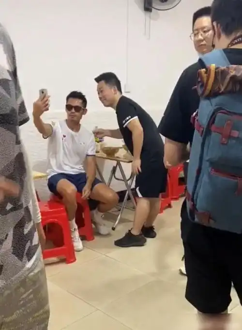 吃完面以后,陆续有路人来找林丹合照,林丹十分亲切地接过路人的手机就