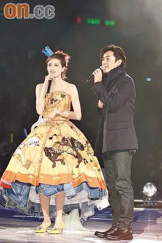 郑伊健梁咏琪上海倒数新年昔日情侣同城不同台