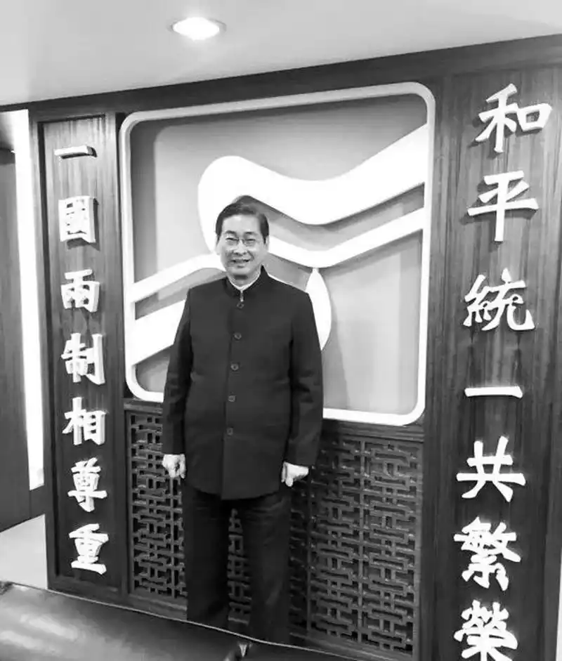 竹联帮"白狼"张安乐,1948年出身于书香门第,父亲是军官,母亲是大学