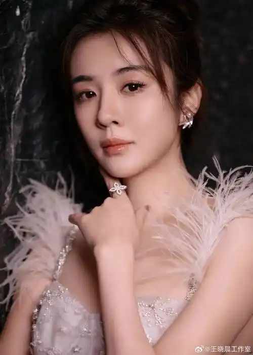 赏花| 庆国最美花魁!竟被张翰袭胸._王晓晨_袁梦_毛晓彤