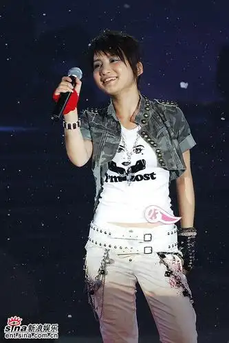 图文:超级女声总决赛8进6-艾梦萌动情演唱