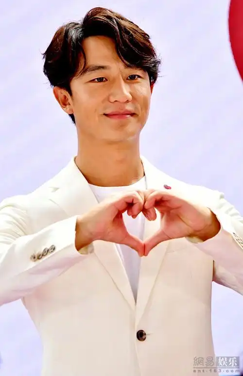 太会撩黄轩穿帅气白西装对镜头微笑比心