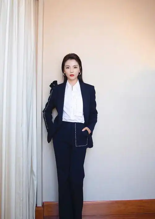 从这套衣服中我们可以看出,即使是走简约路线的刘涛依旧非常注重小