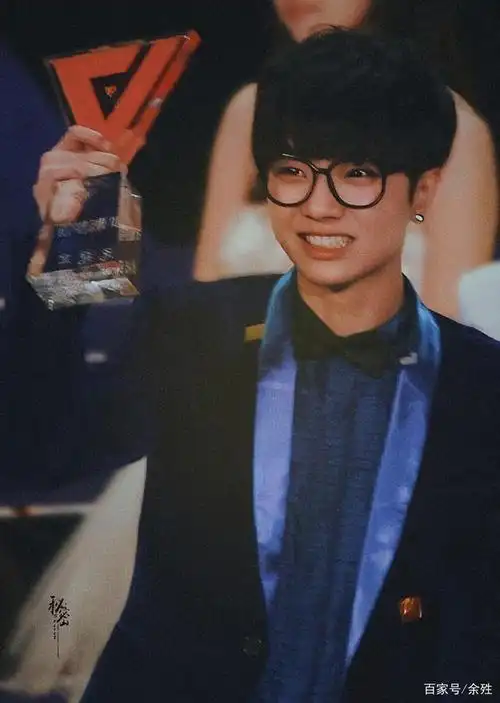 华晨宇今夜获得歌手歌王,看看他之前的成果,不愧是鬼才!