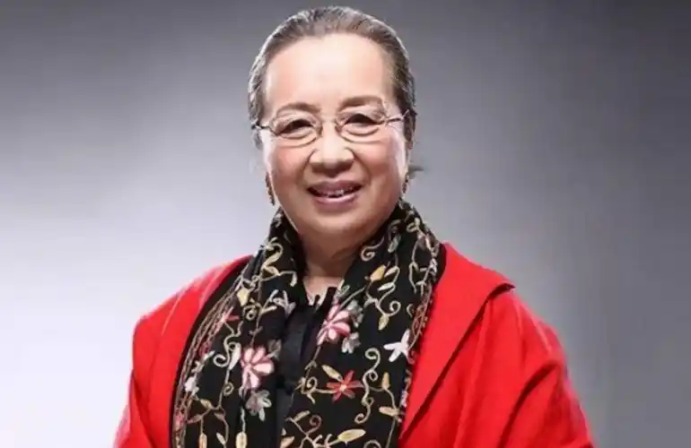 84岁容嬷嬷李明启现身精神好,曾因角色让儿子差点"丢了"老婆