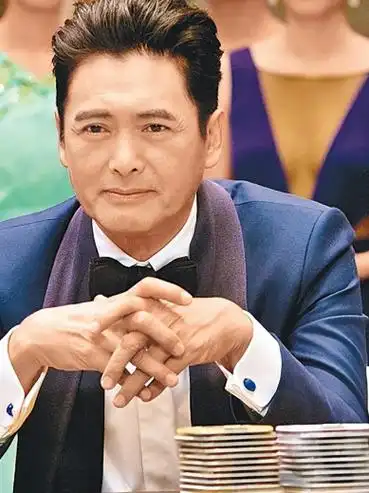 周润发如今满头白发,现身外滩与粉丝合照,曾经说的捐款还算数吗