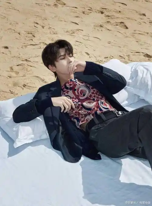 蔡徐坤再次身着背带裤:逆光归来仍是少年