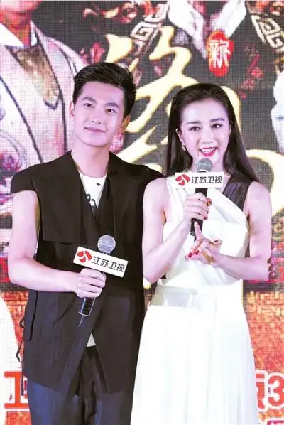 主演杨洋(左),李依晓(右).