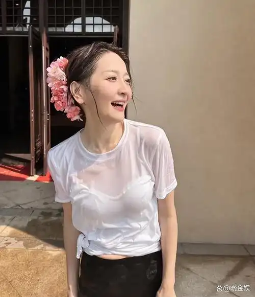 谢颖颖:龙洋走后坐实一姐位,刚主持完节目就飞到了云南过泼水节