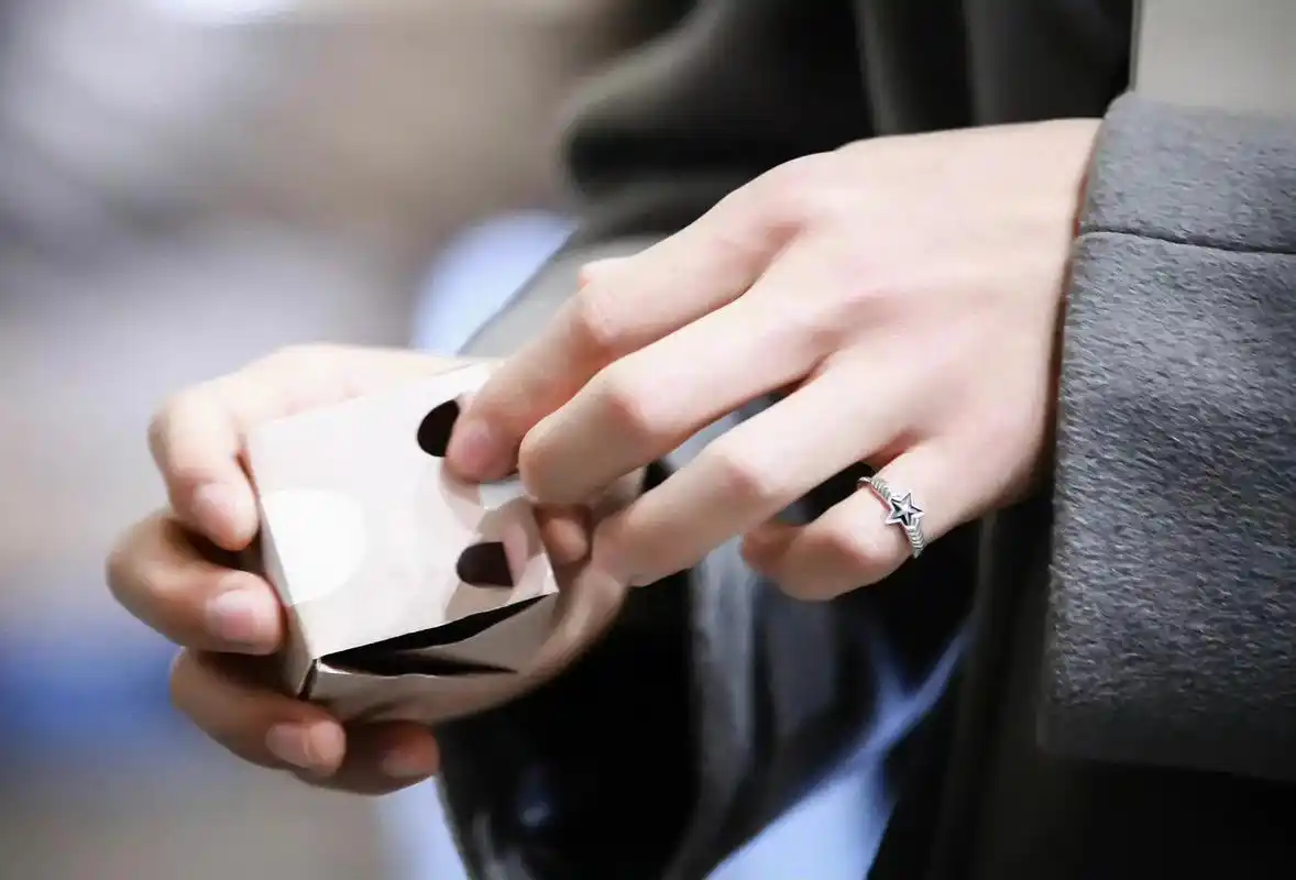 肖战 #肖战的小飞侠 #手控福利 #不露脸系列 #向全世界 - 抖音