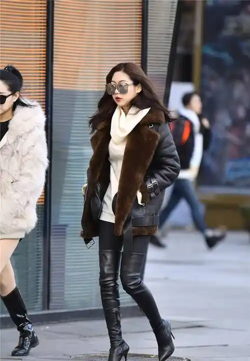 10厘米的尖头细跟大腿靴,真皮修身的款式,搭配黑色皮草夹克_美女_感觉