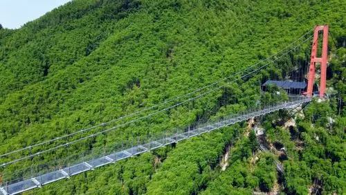 不仅如此,这边还有高空的玻璃栈道.上去的门票是80元每人.