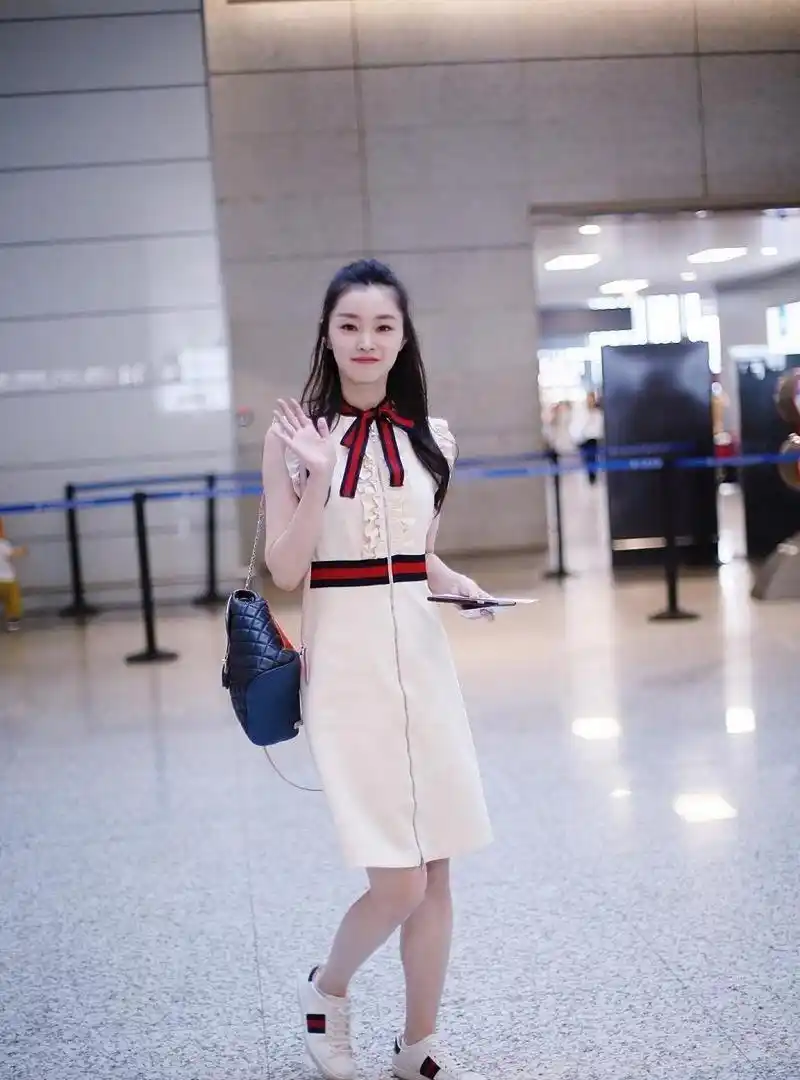 宋轶不仅漂亮还有气质,生图白到发光,像个清纯的女大学生.