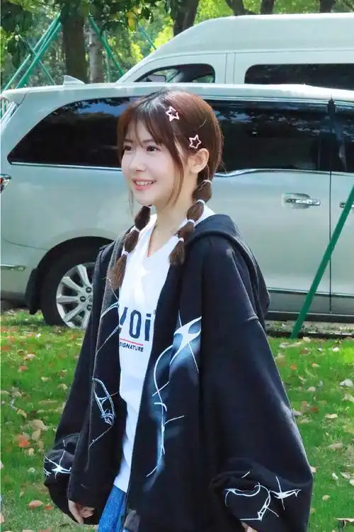 赖美云超话  20240401 上班  周一就要看一看小七哦  @赖美云