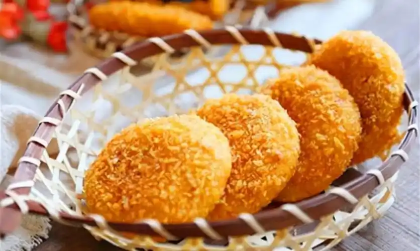 炸南瓜饼!金黄酥脆的外表,很诱人,咬上一口,外酥里糯特别美味