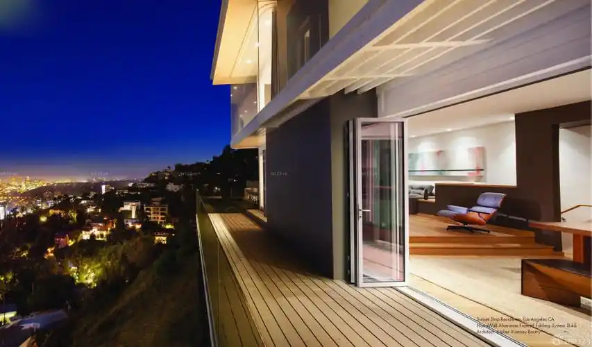 高档别墅阳台玻璃折叠门设计图片欣赏