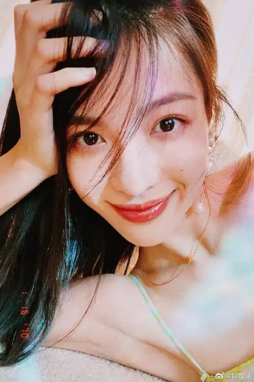 钟楚曦港风怼脸自拍