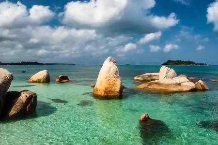 贝里通岛海域的一群大石头照片