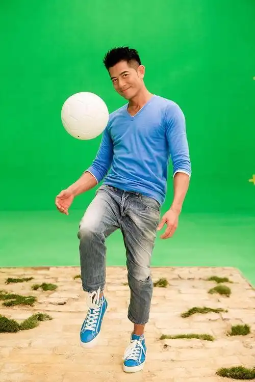 不老男神郭富城穿无袖背心露肌肉健硕身材引关注