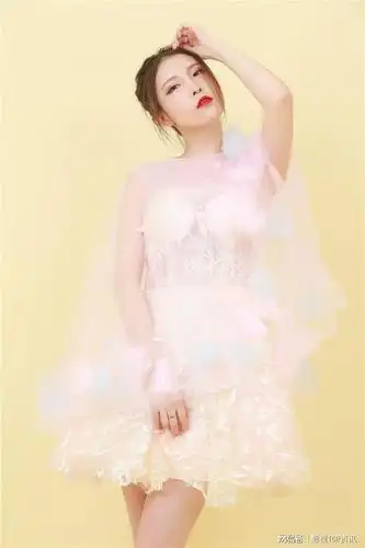 抖音人气歌手易灵汐时尚写真女版兄弟想你了一夜走红