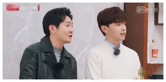 41岁郭京飞和邓伦同耍帅,眼角笑出褶子,被吐槽像偷文物的