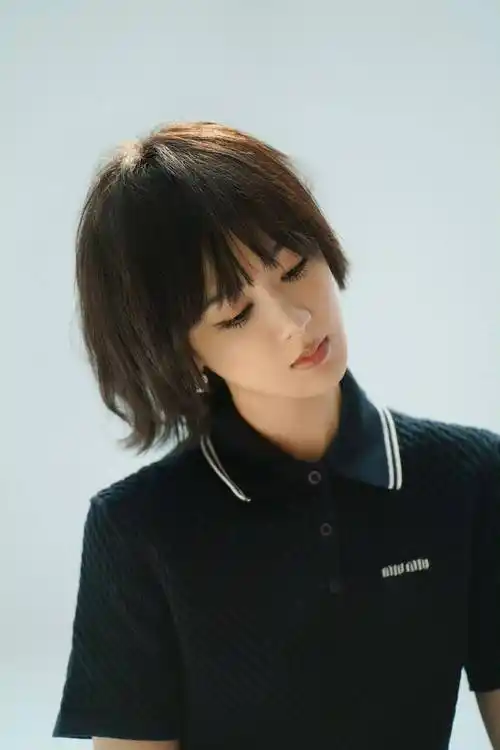 杨紫剪短发拍大片,齐耳短发 空气刘海,摩登减龄又时尚!