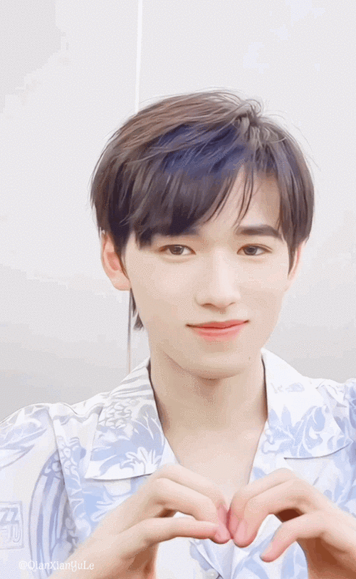 宋亚轩那些比心姿势,快来收获小宋的比心7815#宋亚轩有你的季节卡