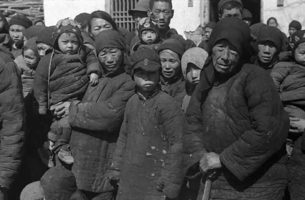 万恶的旧社会!1942年河南大饥荒真实场面,比电影里残酷十倍