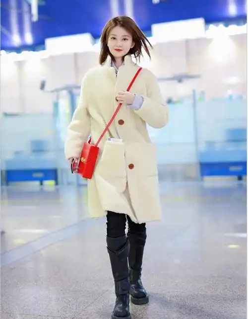 乔欣穿白色小羊毛长外套脚踩黑色长靴香甜幽默气质满分