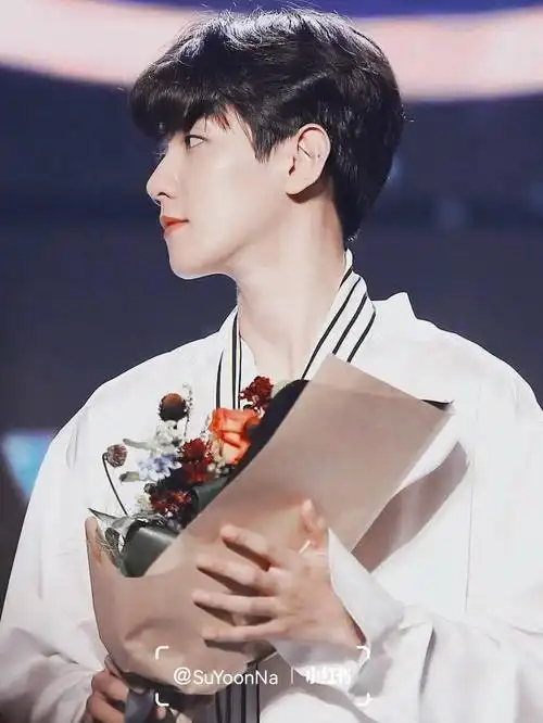 这手也真是爱了7315#边伯贤  #手捧花  #exo  #手控