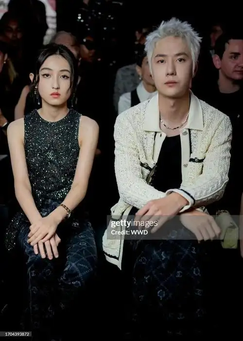 王一博张子枫同框看秀——两个i人坐一起了|王一博|张子枫_新浪新闻