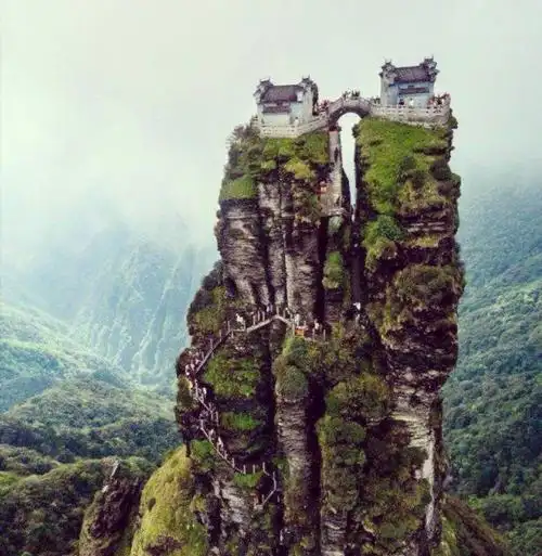 写美篇梵净山 最著名的景点是老金顶,红云金顶和蘑菇石,老金顶的海拔