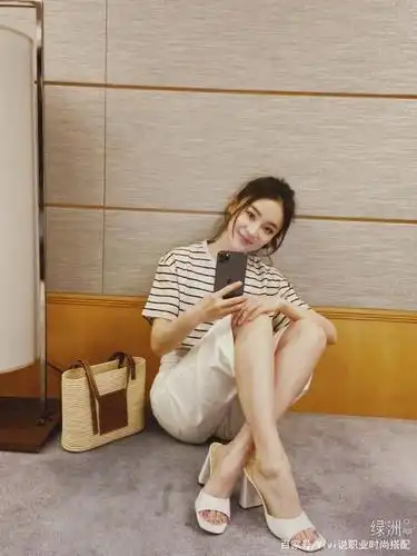 戚薇脚丫子五花大绑喜迎端午?袁姗姗的温婉方型凉鞋也很美